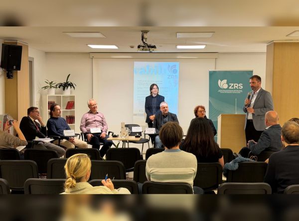 Uvodni nagovor namestnika direktorice ARIS dr. Klemna Miklaviča na okrogli mizi »Etika in umetna inteligenca v raziskovanju« pred panelisti in občinstvom.