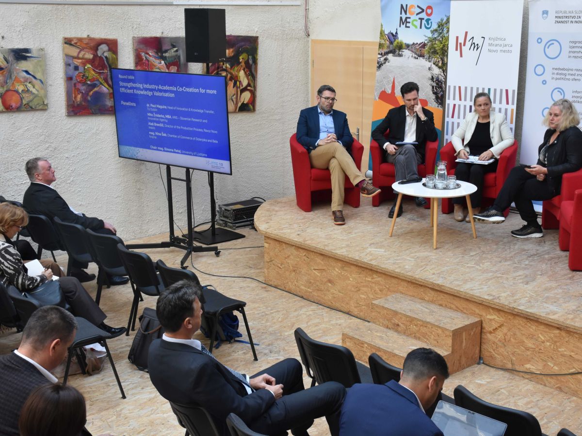 Panelna razprava na konferenci ITTC 2026, na kateri so sodelovali Paul Maguire (TU Dublin), Mito Žnidarko (ARIS), Nina Šab (Gospodarska zbornica Dolenjske in Bele krajine) in moderatorka Simona Rataj (Univerza v Ljubljani).
