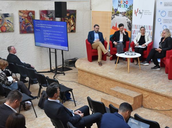 Panelna razprava na konferenci ITTC 2026, na kateri so sodelovali Paul Maguire (TU Dublin), Mito Žnidarko (ARIS), Nina Šab (Gospodarska zbornica Dolenjske in Bele krajine) in moderatorka Simona Rataj (Univerza v Ljubljani).
