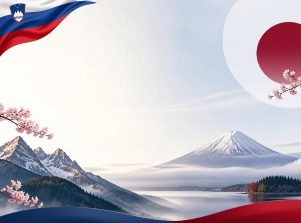 Grafična upodobitev slovenske in japonske zastave z gorskima pokrajinama, jezerom in cvetovi češnje v ospredju. Na levi je prikazana slovenska alpska pokrajina, na desni pa japonska gora Fudži.
